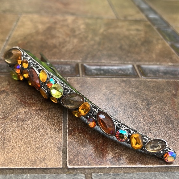New without tags bejeweled hair clip with teeth to keep in place - Picture 7 of 9